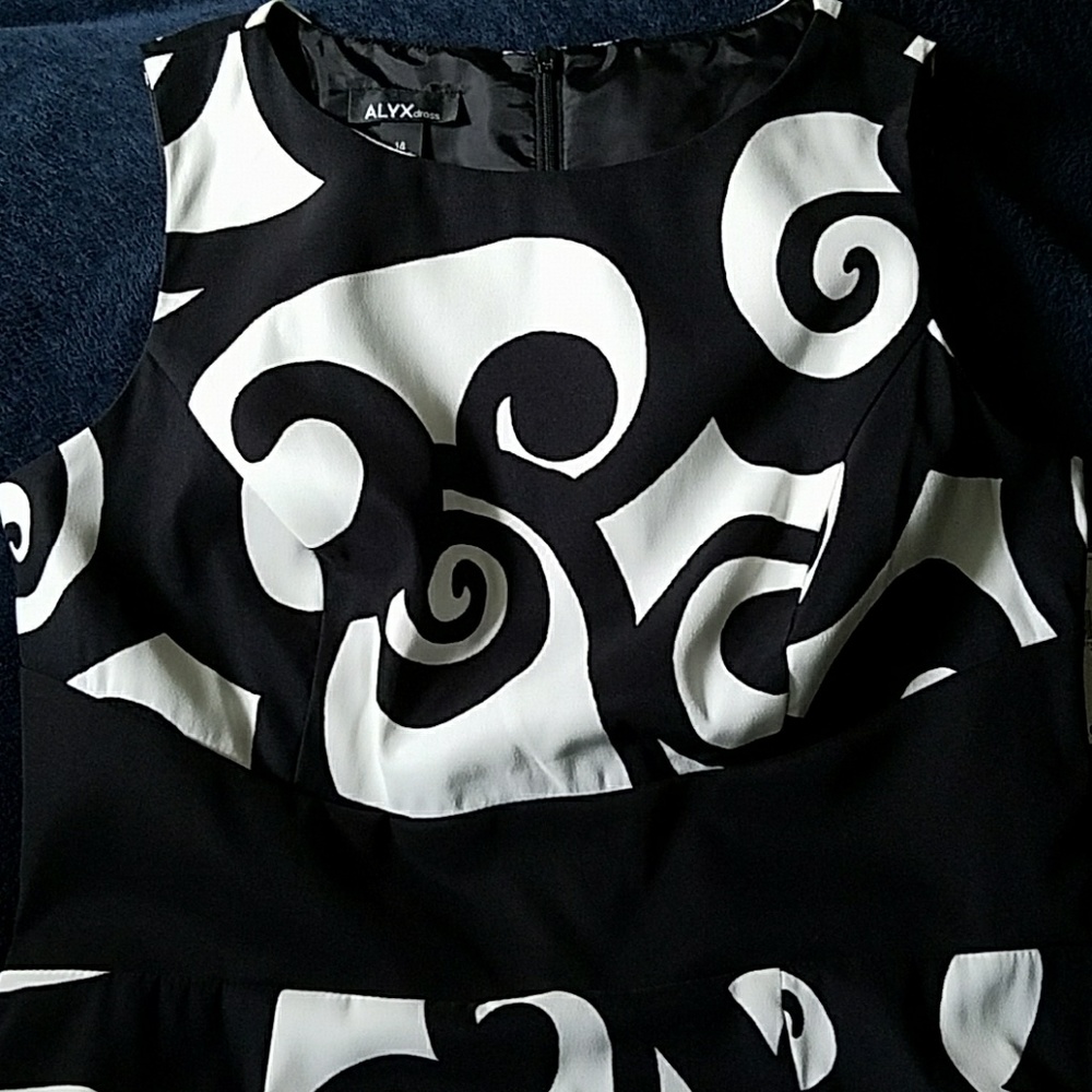Alyx Black and White Sleeveless Cocktail Mini Dress - Picture 2 of 3
